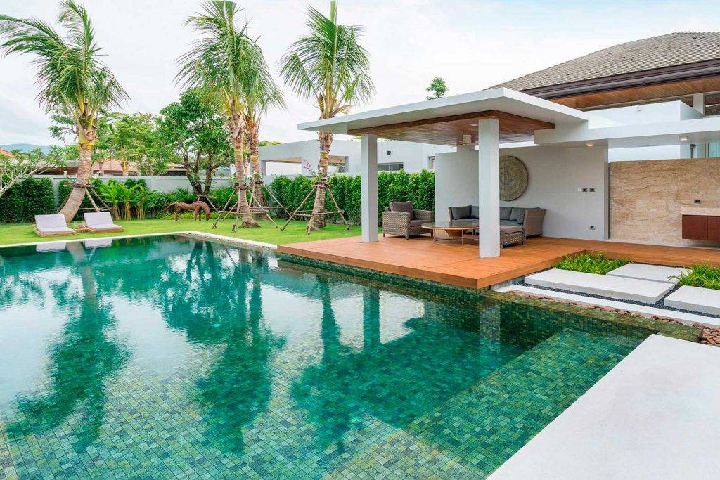 Nos encanta cómo queda nuestro gresite antideslizante Bali Stone en una piscina.