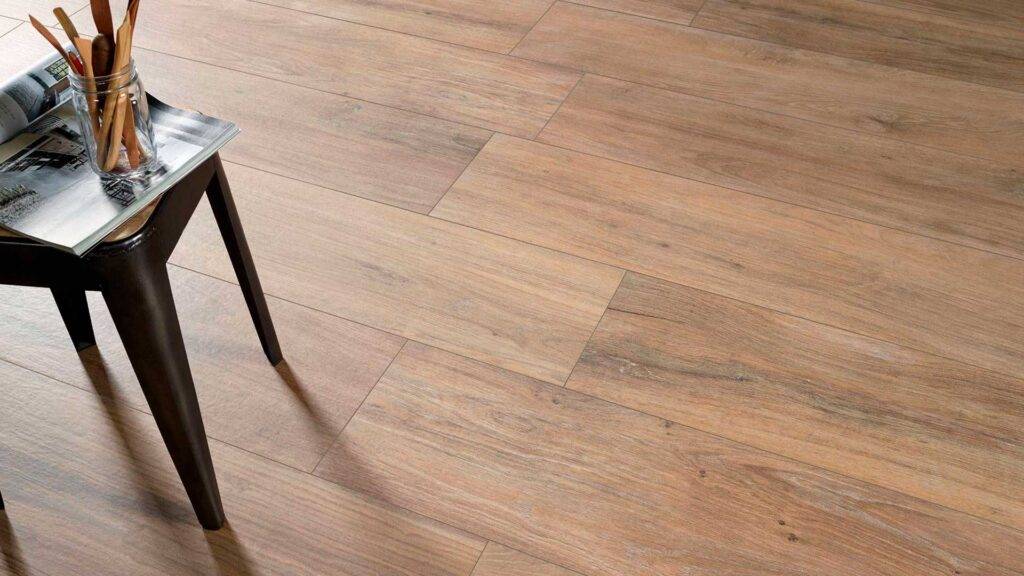 Nuestro Heritage y su toque madera es uno de los mejores pavimentos para salones pequeños.