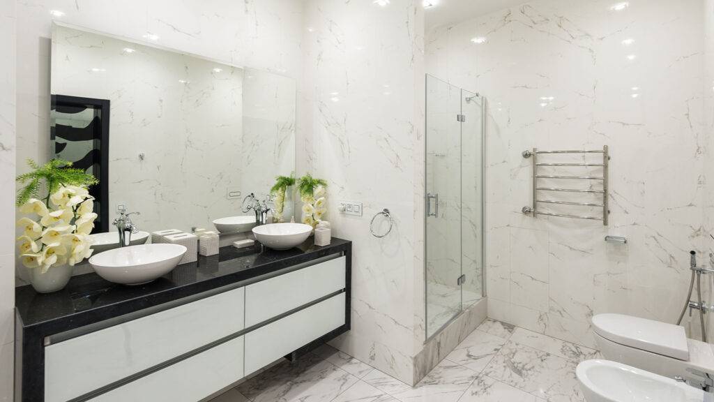Si vous recherchez une salle de bain élégante, la combinaison de notre carrelage Carrara White avec son effet marbre est l'option gagnante.  