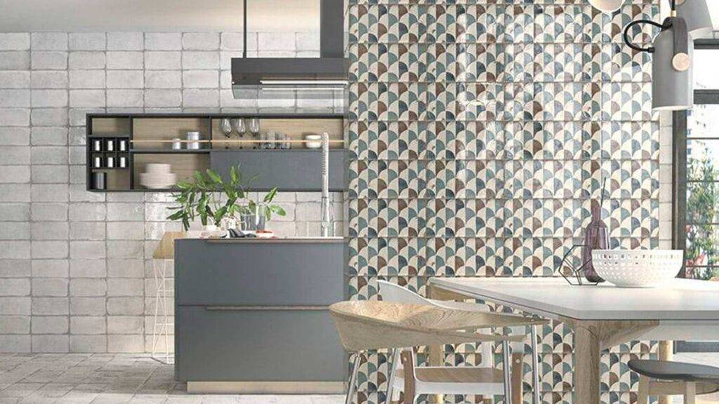 La combinaison de carreaux façonnés et de carreaux unis est une option gagnante lorsqu'il s'agit d'obtenir les meilleurs carreaux muraux pour les cuisines vintage.