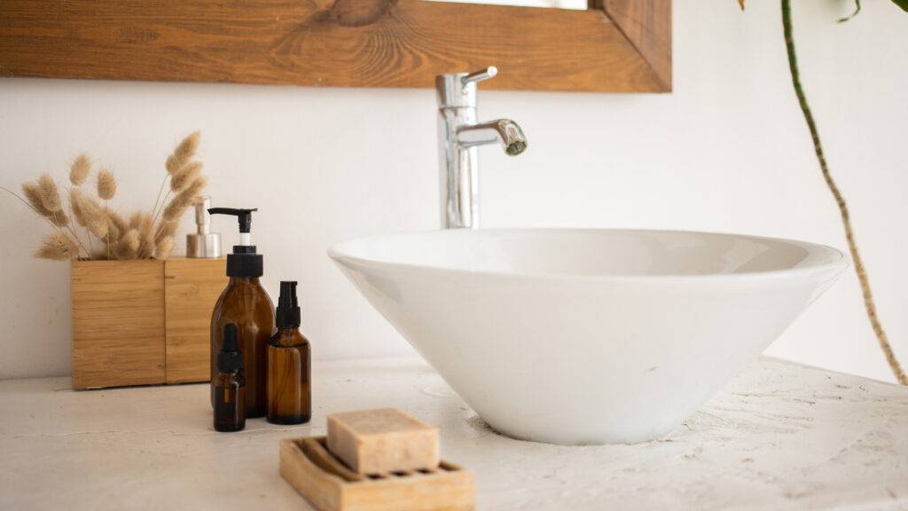 La madera es un material ideal para combinar azulejos lisos con azulejos con relieve.