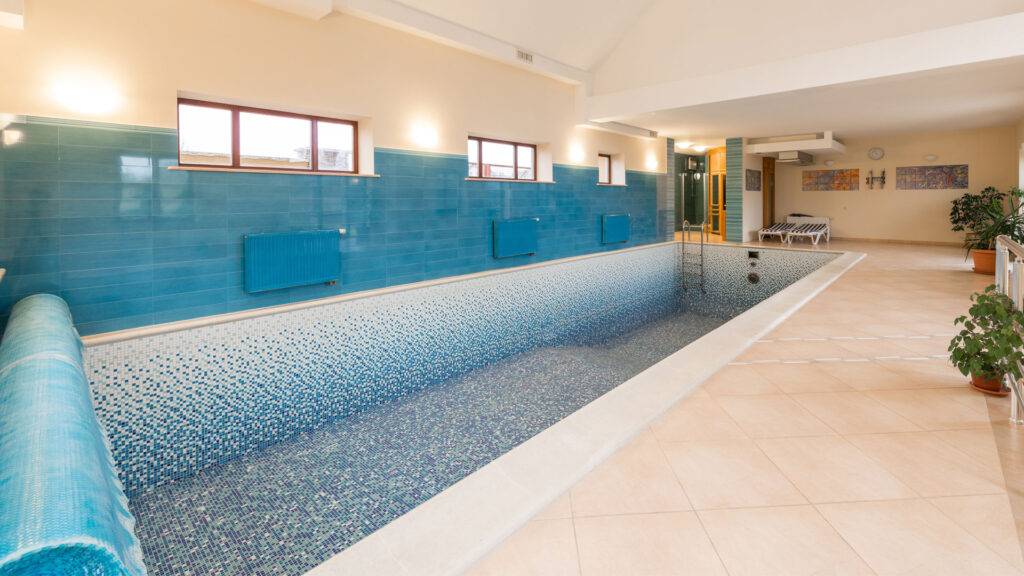 El azul intenso y el blanco más puro se unen en este gresite antideslizante haciendo de este uno de los mejores azulejos para piscinas modernas.