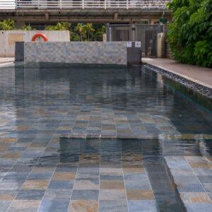 Porcelánico piedra piscina antideslizante Nusa Dua Azul 15x15